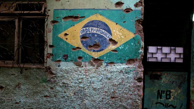O Brasil registrou 62 mil homicídios em 2016, sendo mais de 71% deles causados por armas de fogo