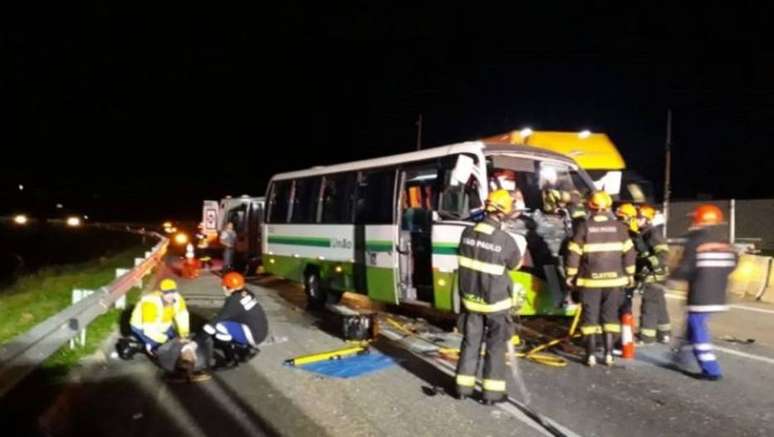 O acidente ocorreu na Rodovia dos Tamoios, no trecho de Jambeiro (SP)