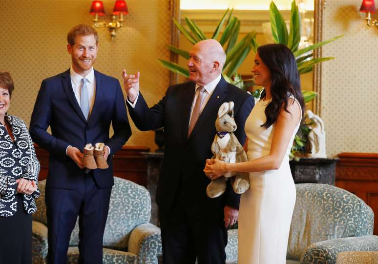 Príncipe Harry e Meghan Markle recebem presentes para o bebê que está a caminho 