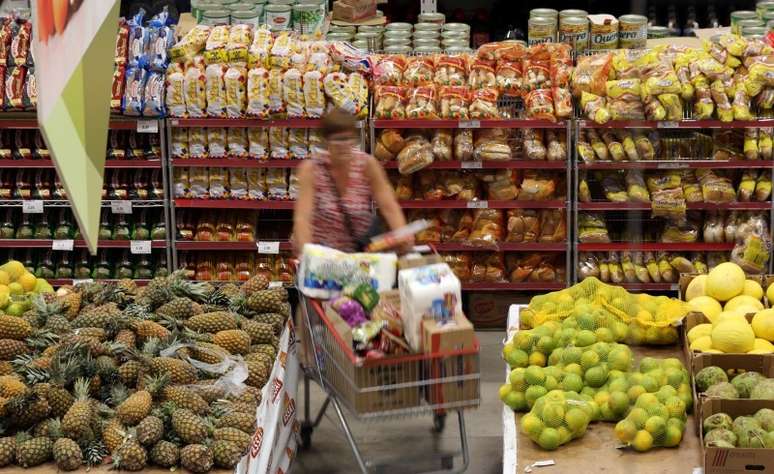 Consumidora faz compras em mercado em S&atilde;o Paulo 11/01/2017  REUTERS/Paulo Whitaker