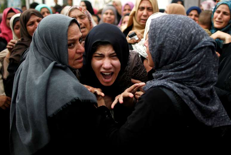 Familiares de palestino morto por ataque aéreo de Israel durante funeral na Faixa de Gaza 17/10/218 REUTERS/Suhaib Salem