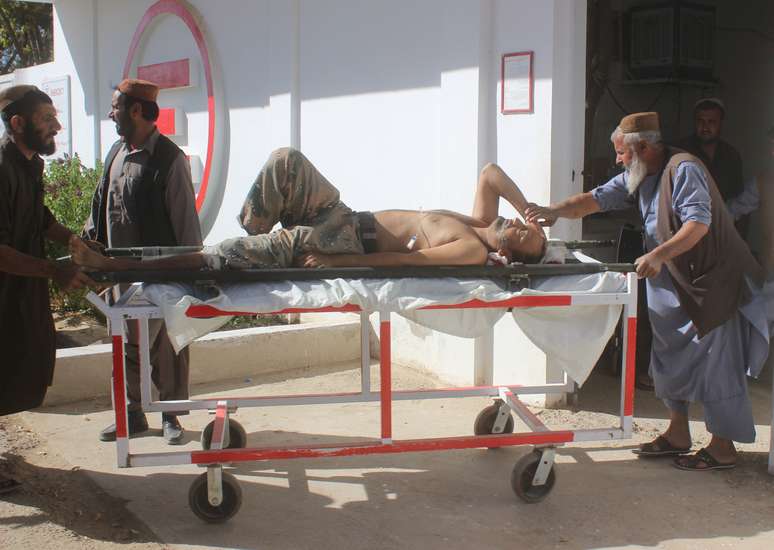 Policial afegão ferido é levado para hospital após ataque em Helmand 17/10/2018 REUTERS/Stringer