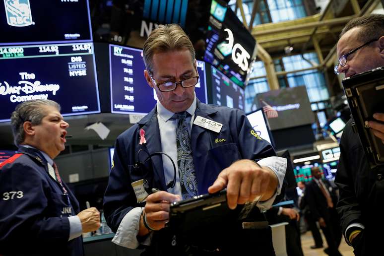 Traders work on the floor of the New York Stock Exchange (NYSE) in New York, U.S., October 16, 2018. REUTERS/Brendan McDermid - RC17EE12AE30