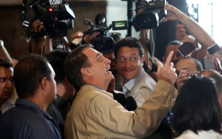 Candidato do PSL à Presidência, Jair Bolsonaro, após visita à Superintendência da PF no Rio 17/10/2018 REUTERS/Ricardo Moraes