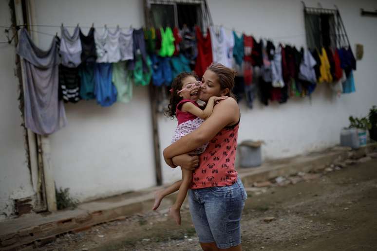 Gabriela Alves de Azevedo segura sua filha, Ana Sophia, que nasceu com microcefalia, em Olinda 07/08/2018 REUTERS/Ueslei Marcelino