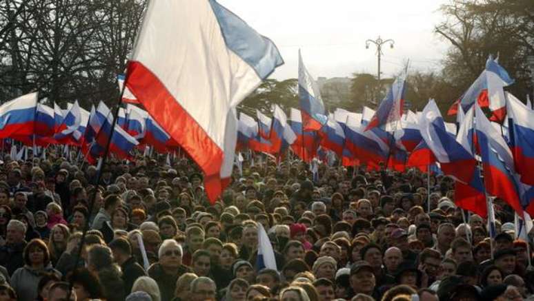 Multidão acompanha visita do presidente Vladimir Putin à República da Crimeia