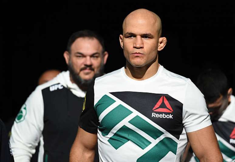 Junior Cigano não gostou de ver um lutador da divisão de baixo ser campeão peso-pesado (Foto: Getty Images/UFC)