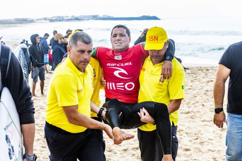 Mineirinho teve de ser carregado para fora da água e recebeu atendimento médico (WSL)
