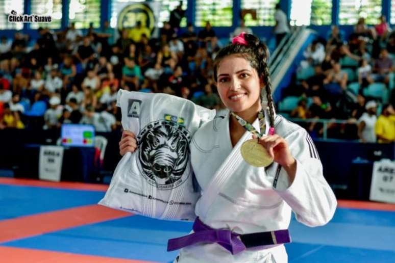 Polyana Viana, peso-palha do Ultimate, vem participando de superlutas no Circuito Mineirinho (Foto: Click Art’suave)