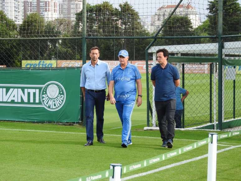 O técnico Fernando Diniz, sem clube, apareceu no gramado da Academia conversando com Felipão (William Correia)