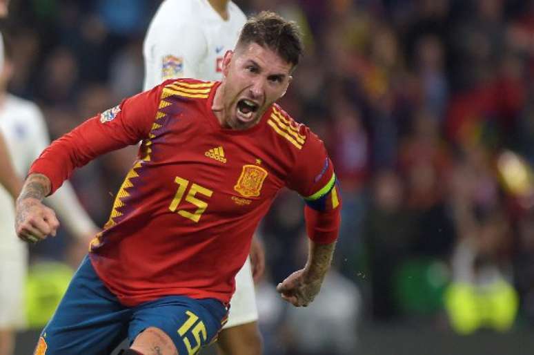 Sergio Ramos fez um gol na derrota da Espanha para a Inglaterra (Foto: Jorge Guerrero / AFP)