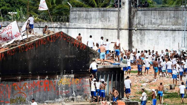 No ano passado, mais de 130 presos morreram dentro das cadeias, vítimas de brigas entre facções criminosas. Na imagem, rebelião no presídio de Alcaçuz, no Rio Grande do Norte