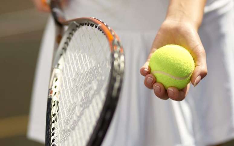 Descubra 6 benefícios do tênis e dicas importantes para iniciantes