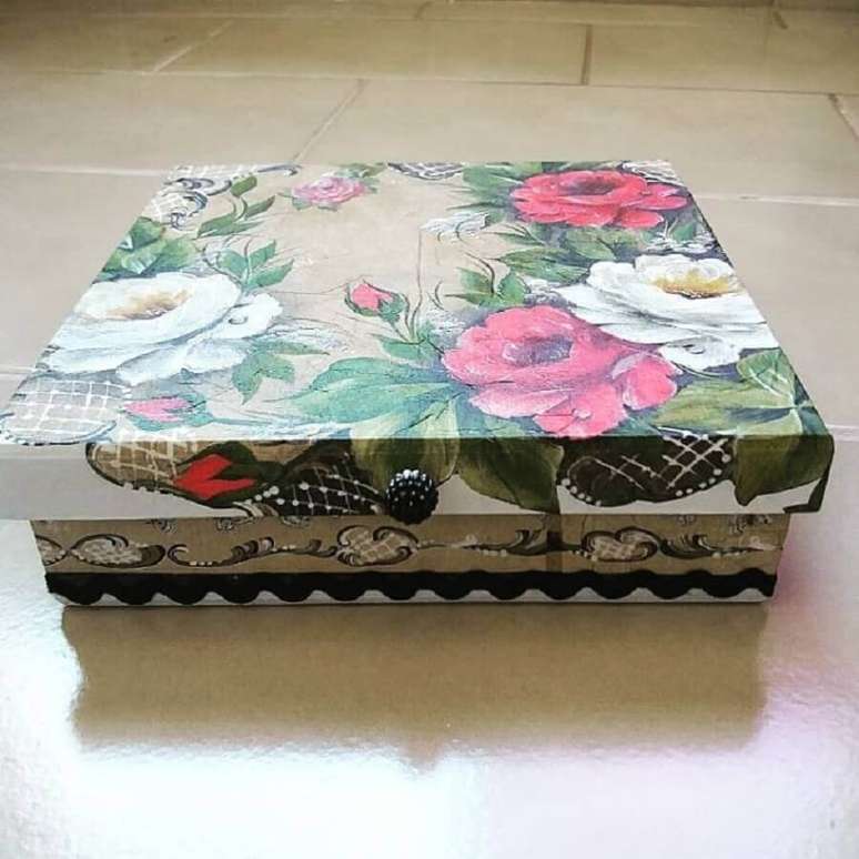 8. Caixa de madeira decorada com técnica de decoupage – Foto: Ricafé Artesanatos
