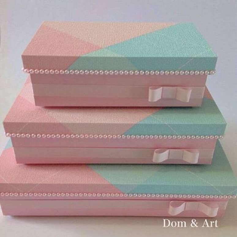 22. Delicado modelo de caixa de MDF decorada em tons de rosa e azul e com detalhes em fica de cetim e pérolas – Foto: Dom & Art