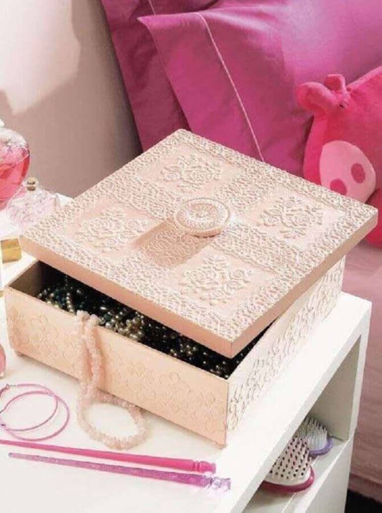 29. A caixa de MDF decorada é muito utilizada como porta jóias – Foto: PassionForum