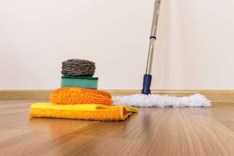 2. Tenha cuidado ao escolher os materiais e produtos que vai usar para limpar seu piso. Foto de Horssols