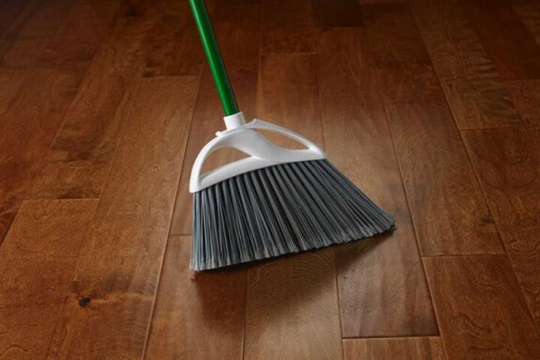 4. Escolha sempre uma vassoura com cerdas macias para limpar seu piso laminado. Foto de Armstroong Flooring