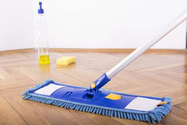 7. Saiba como limpar piso laminado com vinagre e tenha um chão brilhante. Foto de Floor Coverings International