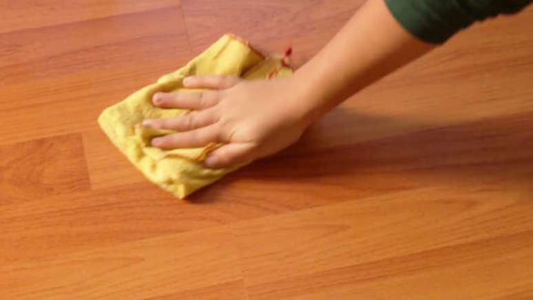 3. A flanela pode ser bem aproveitada para limpar piso laminado e de madeira. Foto de Pinterest