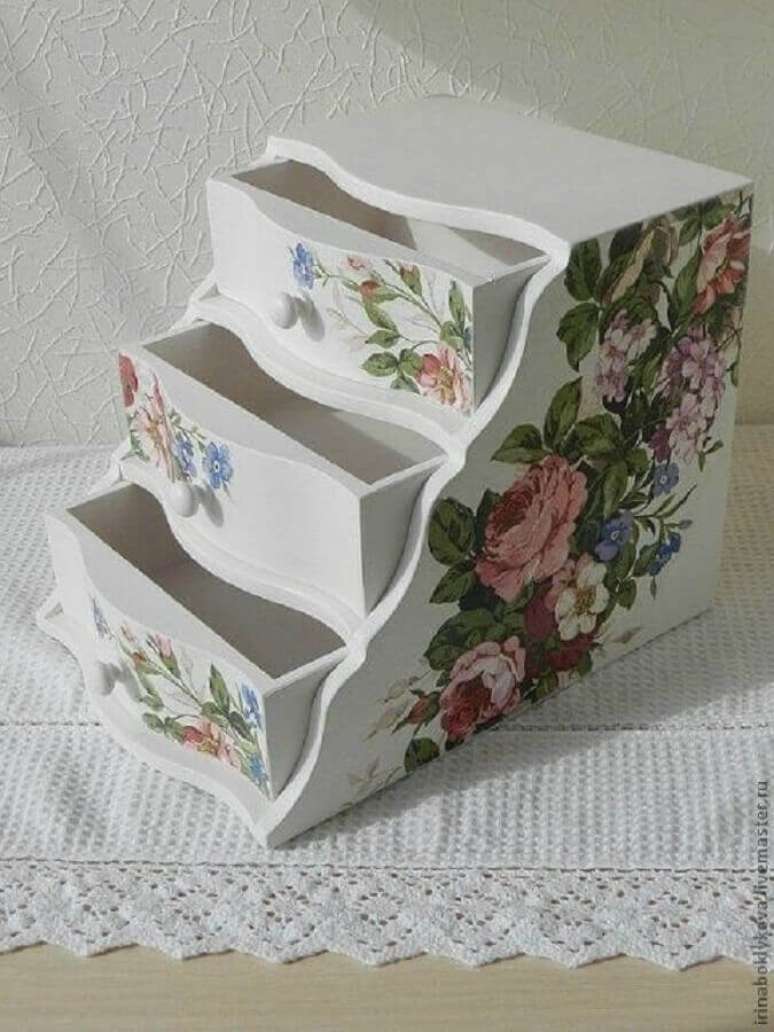 43. Modelo de caixa de madeira decorada com desenhos de rosas – Foto: Pinterest