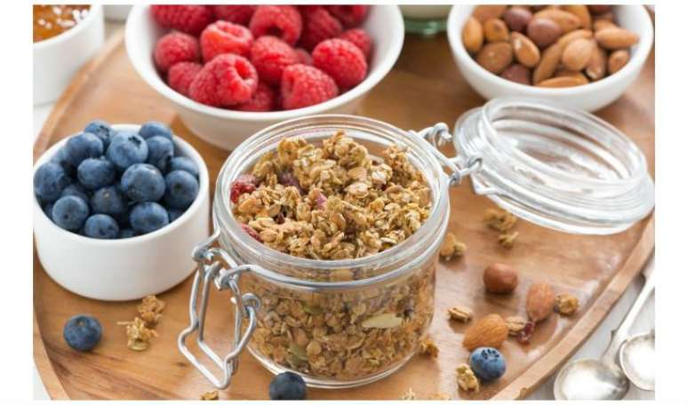 5. Antes da corrida -
  SALADA DE FRUTAS COM GRANOLA: a salada de frutas é uma importe fonte de energia, pois contém frutose, o açúcar da própria fruta. “O mel também é interessante, por ter digestão rápida e por ser rico em carboidrato, que fornece energia para o treino”, diz Suzana. Para fechar, a granola garante um bom aporte de carboidrato, sendo uma ótima escolha 