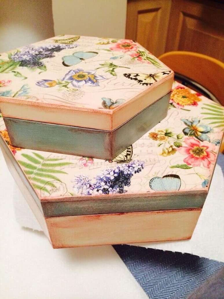 52. Linda caixa de MDF decorada com estampas na tampa em formato hexagonal – Foto: Pinterest