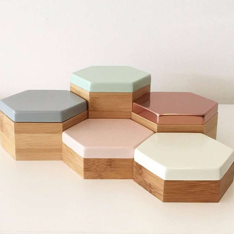 59. Modelo hexagonal de caixa de madeira decorada com estilo clean – Foto: Pinterest