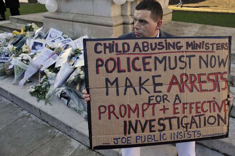 A foto original de Josh protestando em Londres, em 14 de janeiro de 2015, durante um ato de apoio às vítimas e sobreviventes de abuso infantil