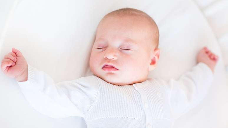 Os especialistas recomendam que os bebês durmam no mesmo quarto que os pais nos primeiros seis meses