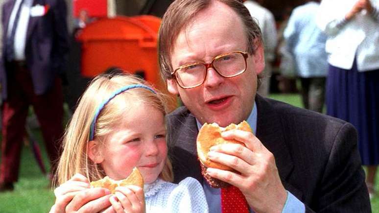 John Gummer tentou fazer sua filha Cordelia comer um hamburguer em 1990 para mostrar que a carne era segura