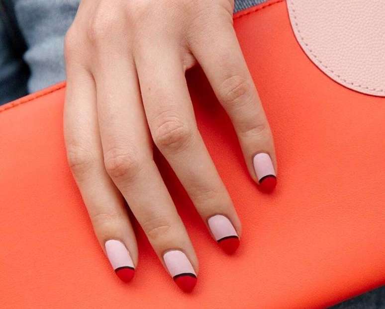 Unhas com partes sem pintar são tendência