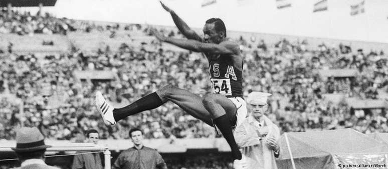 Bob Beamon durante salto em distância nas Olimpíadas da Cidade do México, em 1968
