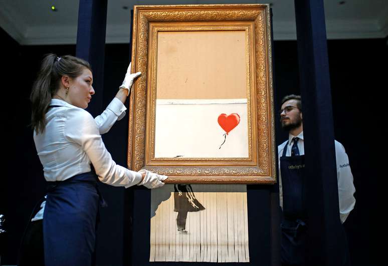 Funcionários reposicionam obra parcialmente destruída de Banksy 