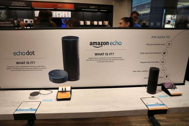 Exibi&ccedil;&atilde;o de dispositivos Echo Dot em uma loja da Amazon Books, em Nova York 25/05/ 2017. REUTERS/Shannon Stapleton 