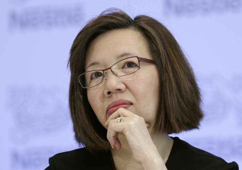 Chefe para Ásia da Nestlé, Wan Ling Martello, durante coletiva de imprensa em Vevey, na Suíça 16/02/2012 REUTERS/Denis Balibouse 