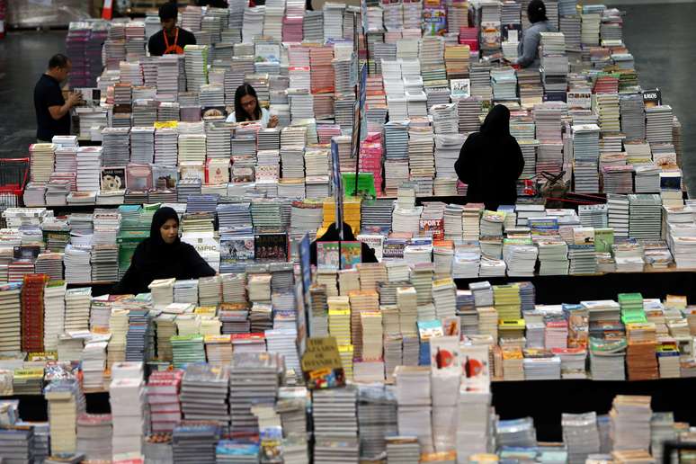 Visitantes leem livros durante feira liter&aacute;ria Big Bad Wolf em Dubai, nos Emirados &Aacute;rabes Unidos 17/10/2018 REUTERS/Satish Kumar 