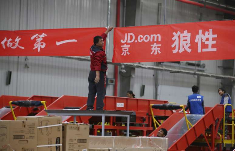 Funcionário trabalha em um centro de logística da JD.com em Langfang 10/11/ 2015. REUTERS/Jason Lee