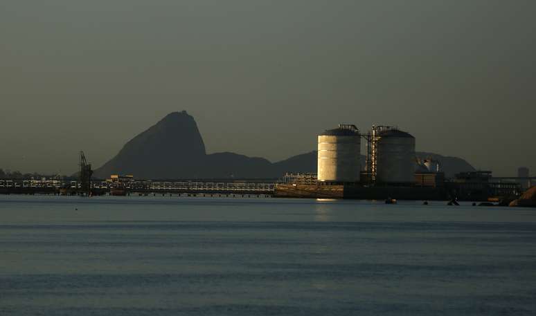 Tanques de gás natural na Baía de Guanabara, Rio de Janeiro, Brasil
19/11/2014
REUTERS/Pilar Olivares