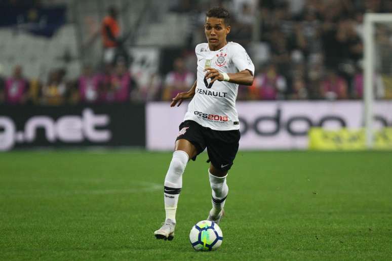 Pedrinho conduz bola em campo pelo Corinthians