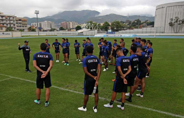 Zé Ricardo tem encontrado dificuldades para repetir a equipe (Foto: Vítor Silva/SSPress/Botafogo)