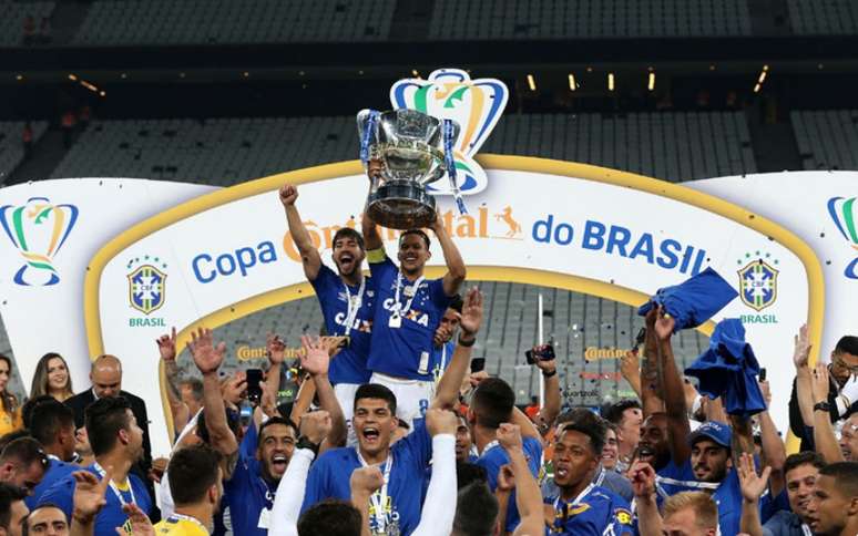 O capitão Henrique ergue pela segunda vez seguida o troféu da Copa do Brasil (Luis Moura / WPP)