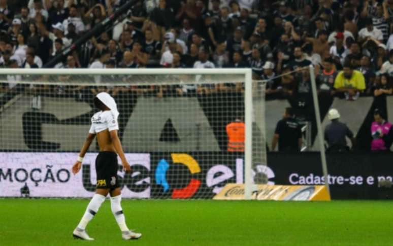 Pedrinho lamenta o gol invalidado após consulta ao vídeo