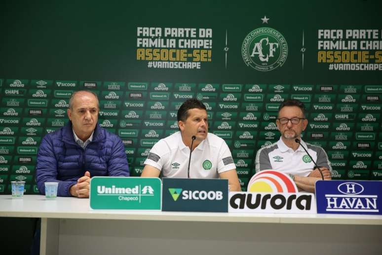 Claudinei Oliveira é apresentado na Chapecoense nesta quinta-feira (Foto: Divulgação/Chapecoense)