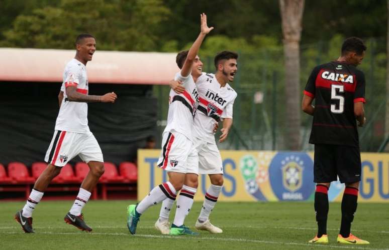 Jogadores do São Paulo comemoram o gol anotado contra o Vitória no CT Laudo Natel, em Cotia (Igor Amorim/saopaulofc.net)