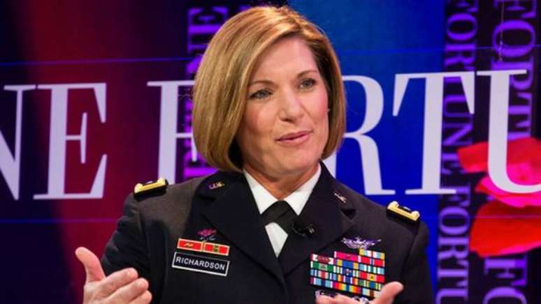 Pela 1ª vez, mulher lidera maior divisão do Exército dos EUA