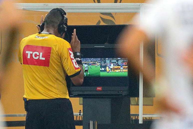 CBF vai propor a adoção do assistente de árbitro de vídeo, o VAR, em todos os jogos da Série A