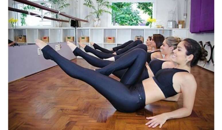 O peso corporal é uma das dificuldades da aula, pois assim como no Pilates e yoga, ele é utlizado no Barre Fit 