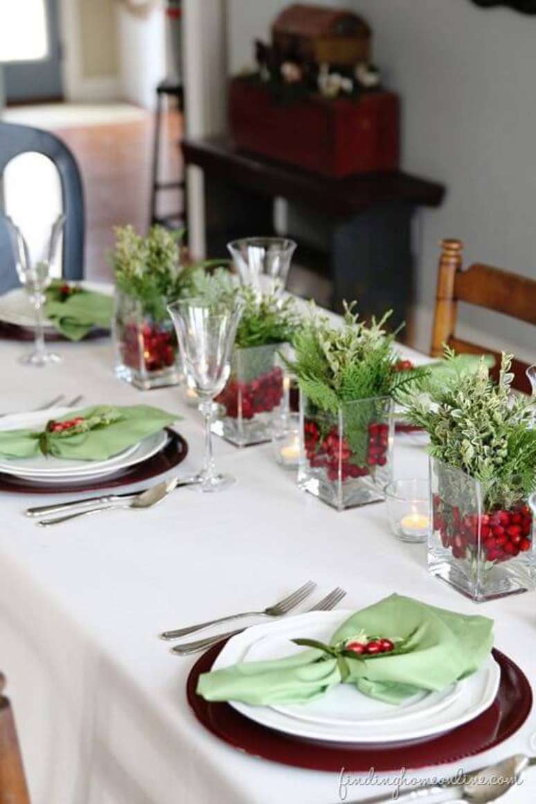 51. Você pode também usar cachepots de vidro com plantinha na sua mesa de ceia de natal. Foto de Finding Home Online