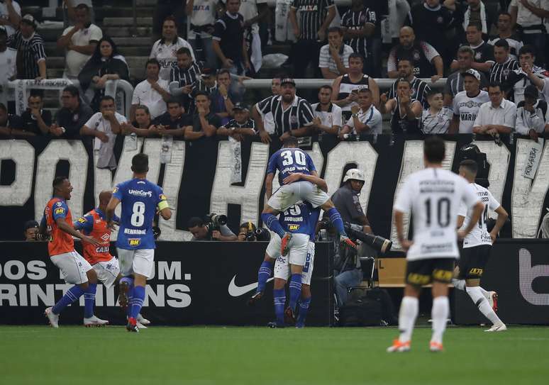 Robinho comemora o gol do Cruzeiro